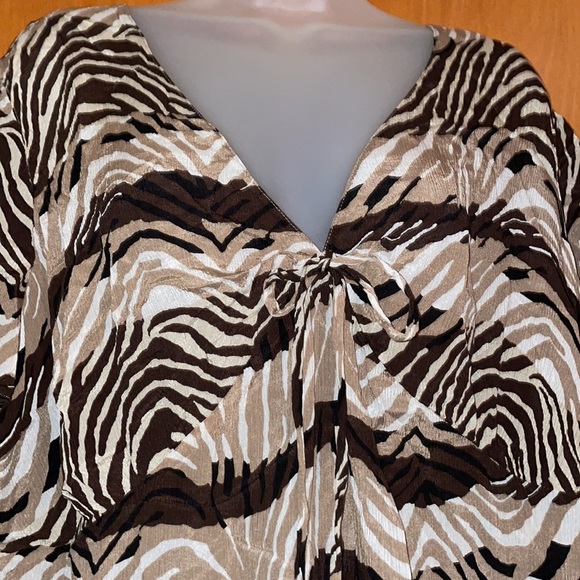 Silk shades of brown and white printed short sleeve top. V neck with tie. - Picture 2 of 4
